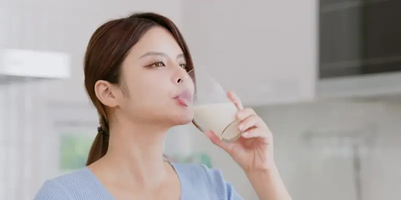 Người bệnh nên chọn sữa ít béo hoặc tách đường