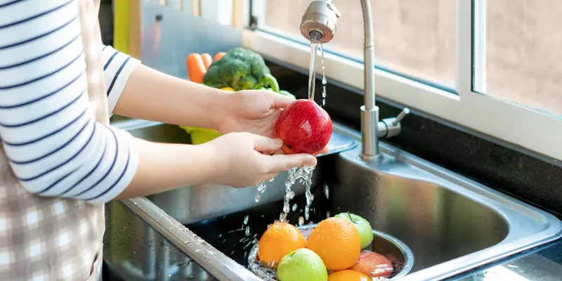 Trái cây cho người bệnh ung thư vòm họng cần được rửa sạch, đảm bảo an toàn