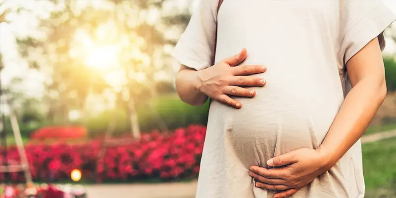 Việc mang thai muộn có thể là yếu tố làm tăng nguy cơ mắc phải u tuyến giáp thể nhú