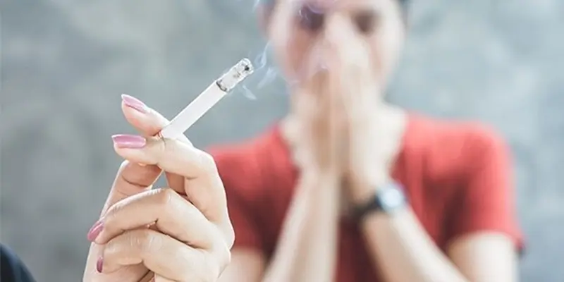 Thói quen hút thuốc và lối sống không lành mạnh gây nguy cơ ung thư vú