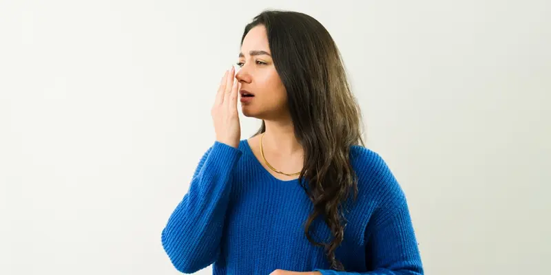 Triệu chứng của ung thư lưỡi bao gồm việc hơi thở có mùi hôi khó chịu