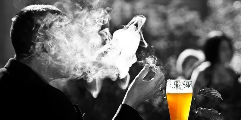 Lạm dụng các chất kích thích như rượu, bia, thuốc lá,… làm tăng nguy ung thư trực tràng