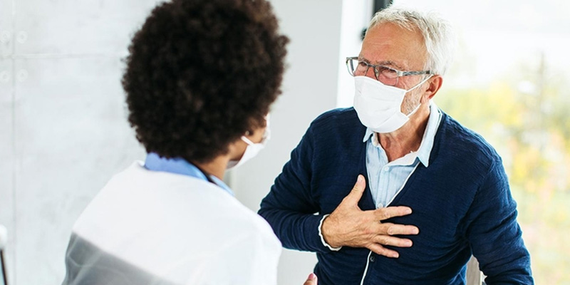 Nguy cơ mắc ung thư vú ở nam tăng dần theo tuổi