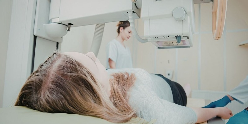 Nhiều yếu tố bên ngoài có thể làm tăng nguy cơ ung thư xương