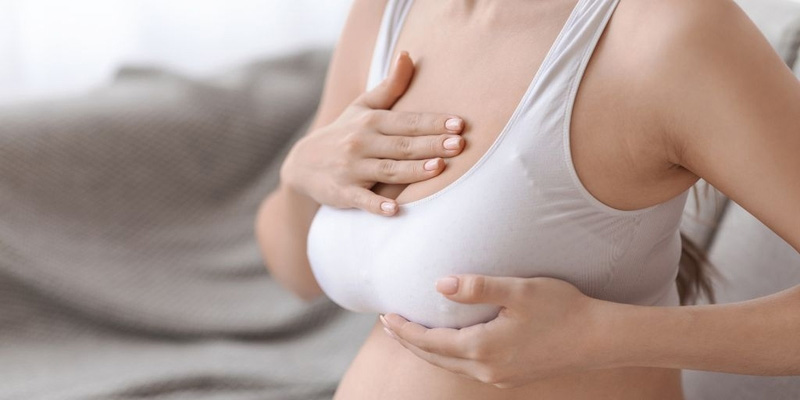 Massage nhẹ nhàng vùng ngực giúp kích thích tuần hoàn máu, hỗ trợ đào thải độc tố và giảm nguy cơ hình thành các khối u lành tính