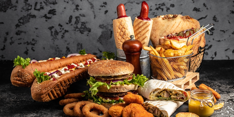 Thức ăn nhanh có thể tăng mức cholesterol, gây chảy máu và thiếu oxy cho phổi