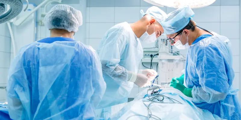 Phẫu thuật ung thư tủy sống nhằm loại bỏ các khối u