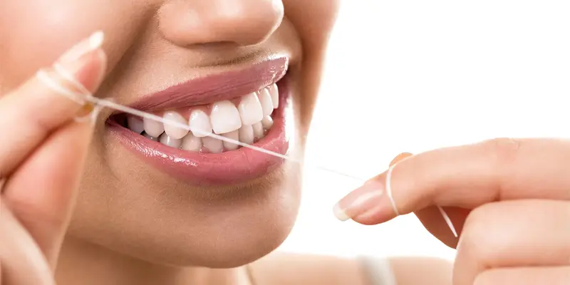 Dùng chỉ nha khoa làm sạch kẽ răng mỗi ngày là cách phòng ngừa lưỡi nổi hạt trắng