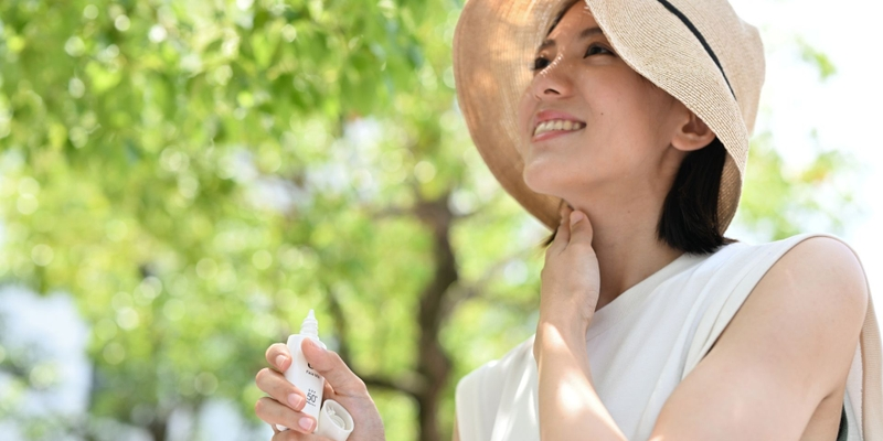 Bạn cần sử dụng kem chống nắng thường xuyên để tránh tác động của tia UV