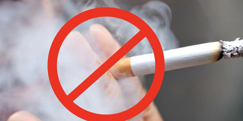 Tránh xa khói thuốc lá và môi trường ô nhiễm để giảm nguy cơ viêm phổi trở nặng ở người lớn