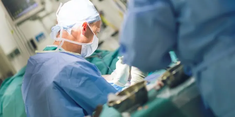 Phẫu thuật cắt bỏ là một trong những phương pháp điều trị của ung thư hậu môn