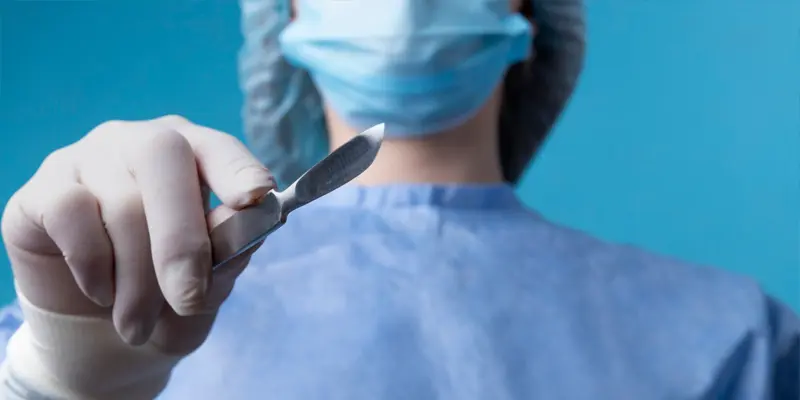 Phẫu thuật cắt bỏ tuyến giáp sẽ loại bỏ hoàn toàn khối u và các mô bất thường