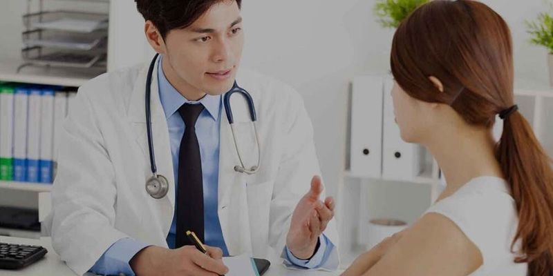 Bác sĩ tư vấn hướng điều trị cho người bệnh xơ nang tuyến vú