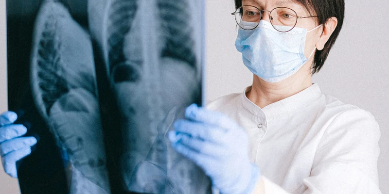 Quy trình nội soi màng phổi được thực hiện trong điều kiện vô khuẩn và kiểm soát nghiêm ngặt