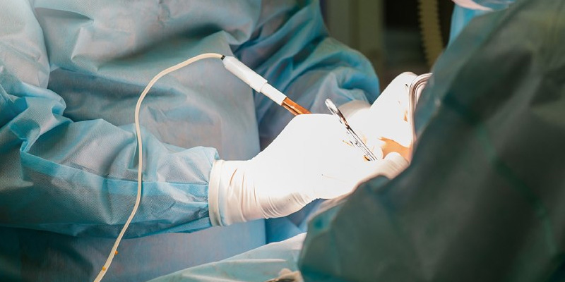 Sinh thiết phổi mở hoặc phẫu thuật được xem là tiêu chuẩn vàng trong việc xác định tổn thương tại nhu mô phổi