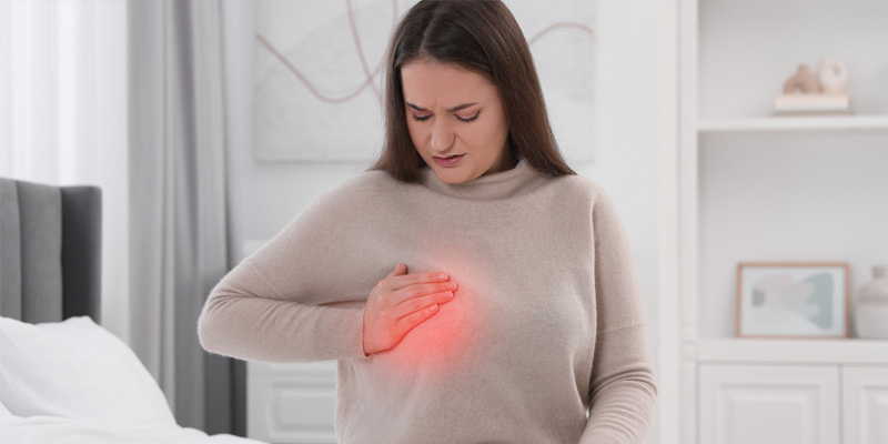 Nữ giới có thể tự kiểm tra vú tại nhà để xác định độ cứng mềm của khối u