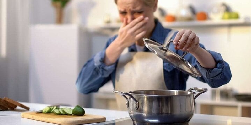 Tác dụng phụ khiến người bệnh ăn uống khó khăn như sợ mùi thức ăn, chán ăn