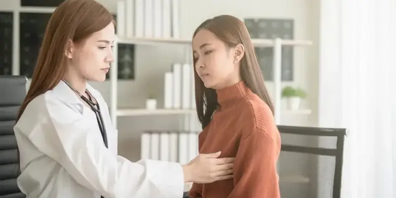 Khám lâm sàng kết hợp siêu âm, chụp nhũ ảnh, sinh thiết là cách tầm soát ung thư vú đang được áp dụng hiện nay