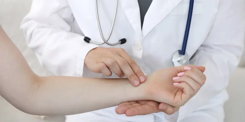 Sau khi phẫu thuật người bệnh sẽ được theo dõi các dấu hiệu sinh tồn như mạch , huyết áp...