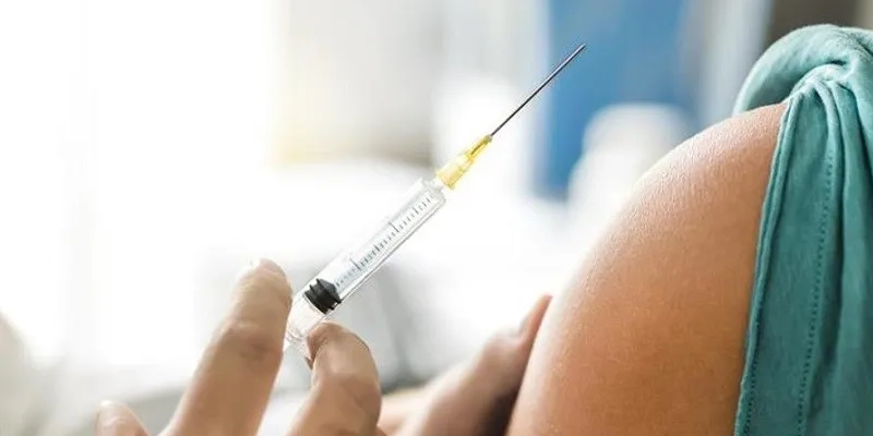 Bạn nên tiêm vắc xin phòng ngừa ung thư cổ tử cung tại cơ sở y tế uy tín, có bác sĩ theo dõi chặt chẽ