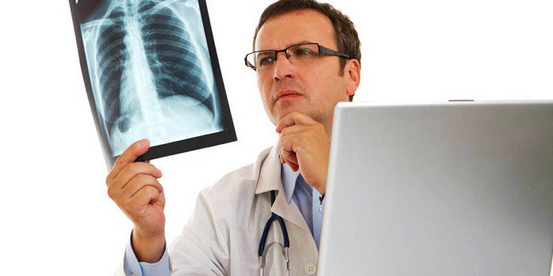 Đến bác sĩ để tầm soát ung thư phổi càng sớm càng tốt