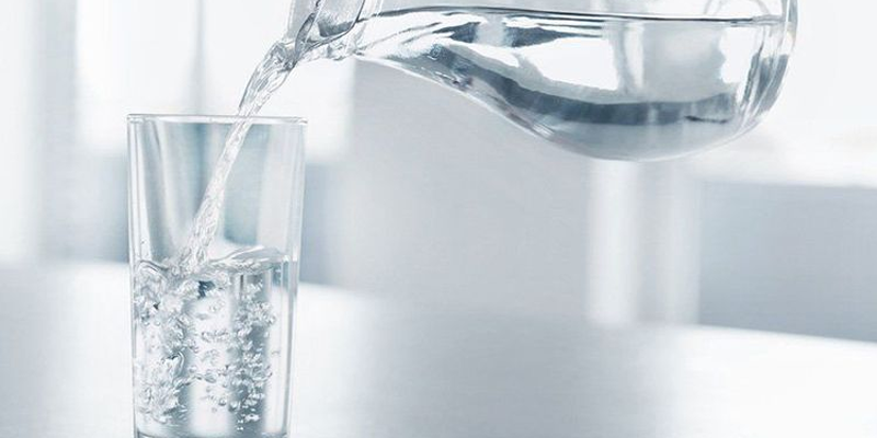 Uống đủ 1,5-2 lít nước mỗi ngày để hạn chế nguy cơ suy thận
