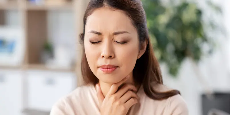 Khó nuốt, nuốt vướng do u chèn ép có thể là triệu chứng ung thư tuyến giáp