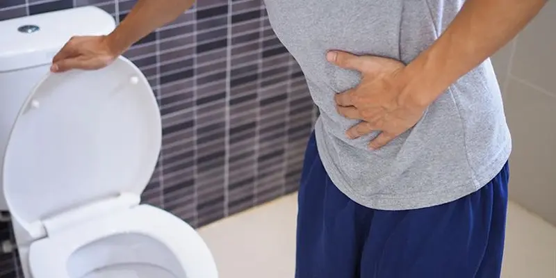 Người bị ung thư bàng quang thường có các triệu chứng như viêm đường tiết niệu, đau hông,..