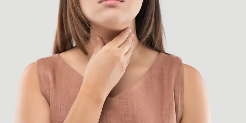 Ung thư tuyến giáp thể nhú gây ra khối u, hạch ở cổ làm người bệnh khó nuốt, nuốt vướng