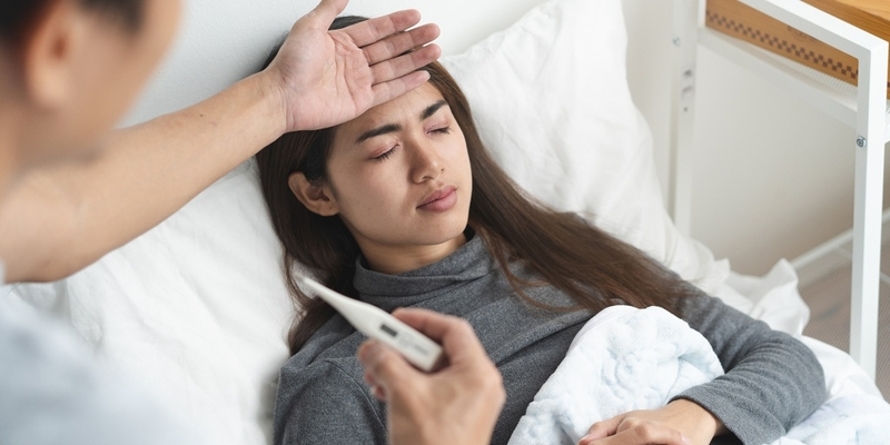 Người bệnh thường bị sưng hạch, sốt cao không giảm