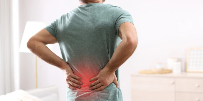 Những biểu hiện ngay vùng thận, như đau âm ỉ thắt lưng, mạn sườn, có thể cảnh báo bất thường