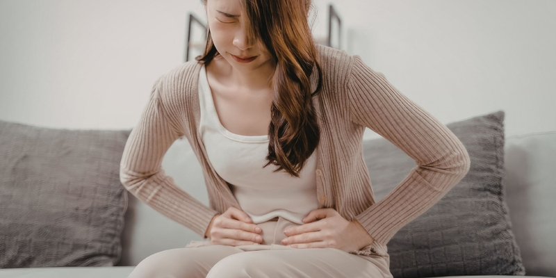 Đau vùng bụng dưới là một trong những dấu hiệu nhận biết ung thư cổ tử cung