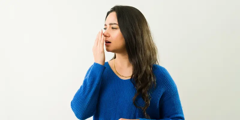 Ung thư lưỡi giai đoạn toàn phát hơi thở có mùi do tổn thương hoại tử