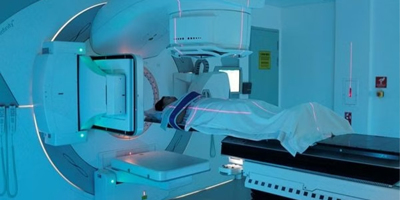 Điều trị ung thư máu giai đoạn 2 thường tập trung vào các liệu pháp toàn thân nhằm tiêu diệt tế bào ác tính, đồng thời kiểm soát sự tiến triển của bệnh 