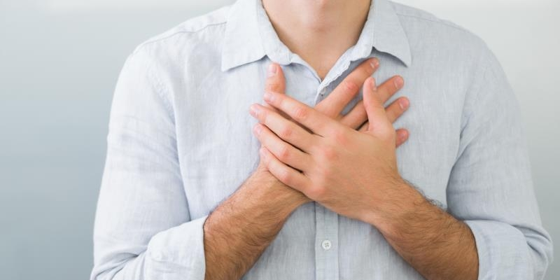 Người bệnh ung thư phổi di căn hạch trung thất có thể bị sưng chỗ lồng ngực