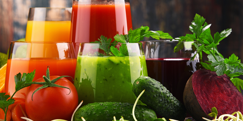 Nước ép từ một số loại rau củ chứa nhiều vitamin A và flavonoid giúp tăng cường miễn dịch và giảm viêm trong phổi