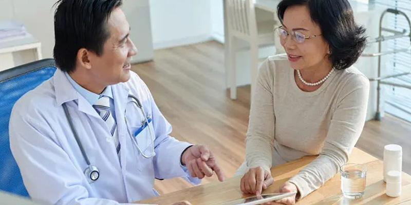 Nên sinh thiết nếu cảm thấy có khối u hoặc dày lên ở vú trong khi khám và bác sĩ nghi ngờ bị ung thư vú