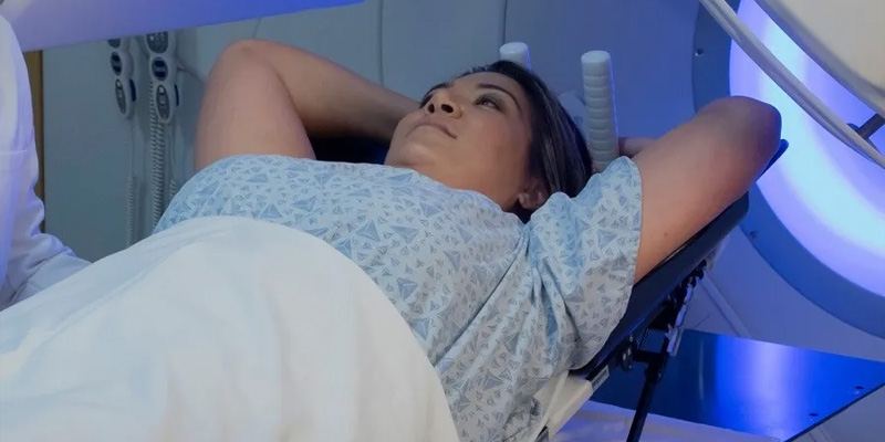 Bệnh nhân ung thư vú giai đoạn 3 được cố định tư thế trong buổi xạ trị nhằm đảm bảo chính xác và hiệu quả tối đa