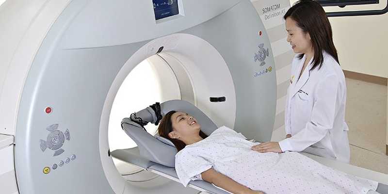 Xạ trị ung thư cổ tử cung sử dụng chùm tia bức xạ năng lượng cao để tiêu diệt tế bào ung thư