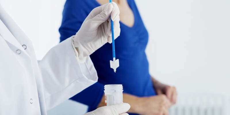 Thực hiện xét nghiệm Pap