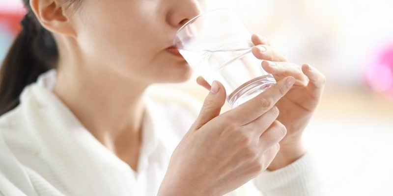 Uống nước ấm giúp giảm tình trạng ho