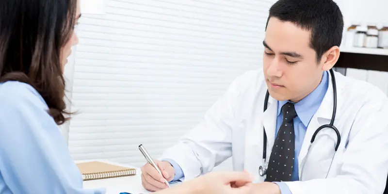 Thăm khám bác sĩ giúp chẩn đoán nguyên nhân gây ra lưỡi có đốm đen nhỏ