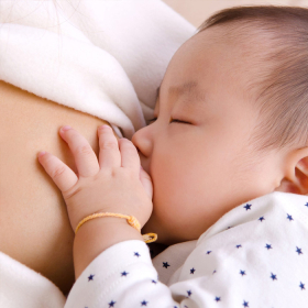 Cho con bú có bị ung thư vú không? Dấu hiệu cần biết ngay