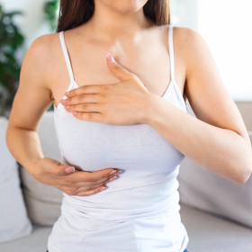 Ngực có cục cứng đau là gì? Nguyên nhân, đặc điểm nhận biết và chăm sóc